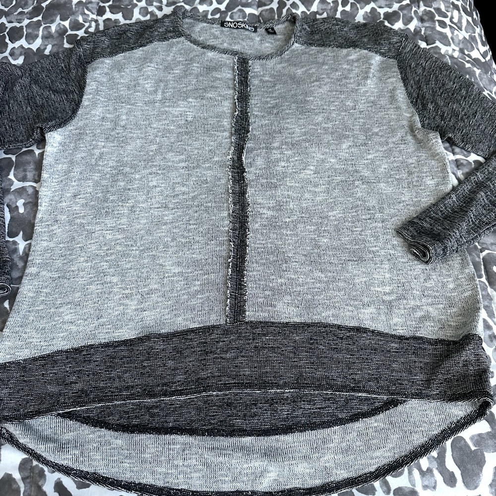 Sno Skins two tone sweater sz MD